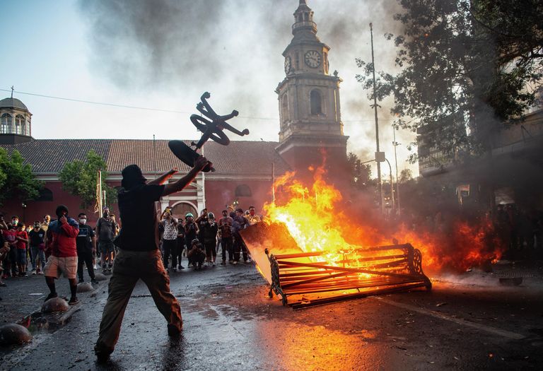 Столкновения протестующих с полицией в Международный день борьбы за ликвидацию насилия в отношении женщин в Сантьяго Столкновения протестующих с полицией в Международный день борьбы за ликвидацию насилия в отношении женщин в Сантьяго