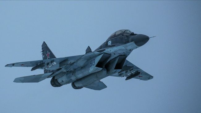 Палубный многоцелевой истребитель МиГ-29К во время тренировочных полетов