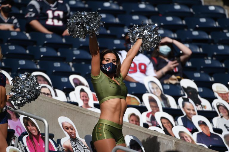 Чирлидеры на матче NFL между Houston Texans и New England Patriots в Хьюстоне Чирлидеры на матче NFL между Houston Texans и New England Patriots в Хьюстоне
