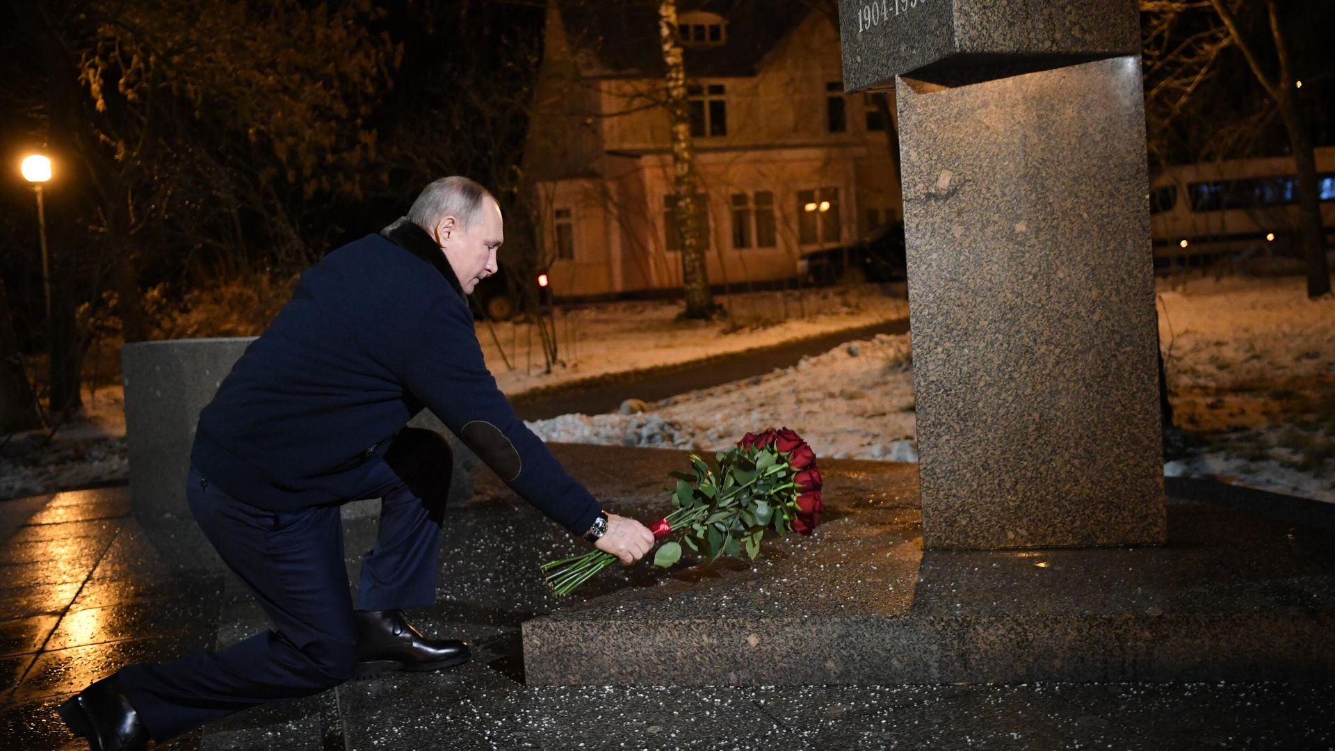 Президент РФ Владимир Путин во время возложения цветов к памятнику первому научному руководителю РФЯЦ-ВНИИЭФ Ю.Б. Харитону в Сарове - РИА Новости, 1920, 26.11.2020