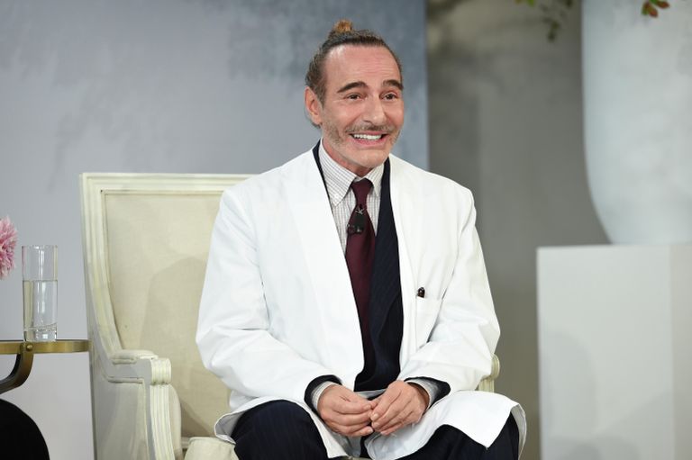 Дизайнер Джоне Гальяно Дизайнер Джоне Гальяно