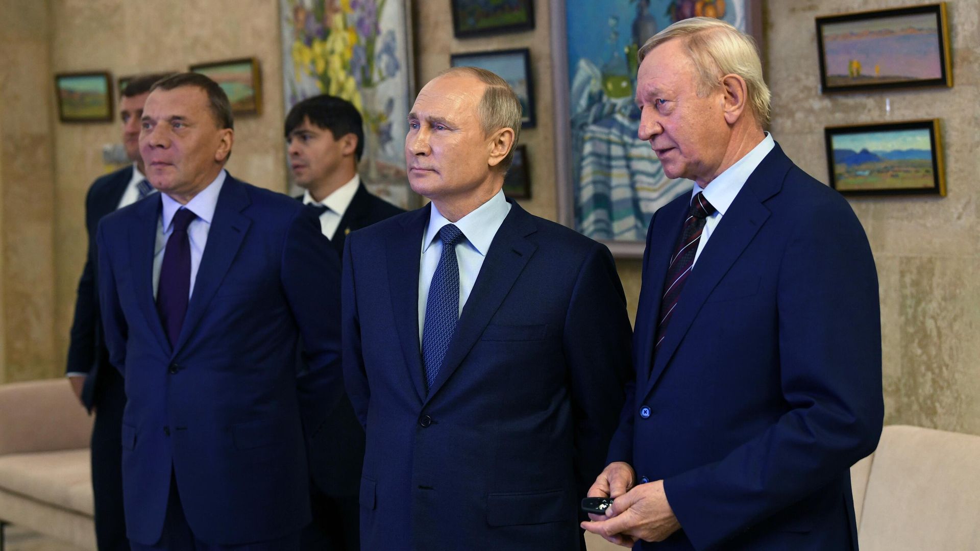 Президент РФ Владимир Путин во время осмотра выставки проектов Российского федерального ядерного центра в Сарове Президент РФ Владимир Путин во время осмотра выставки проектов Российского федерального ядерного центра в Сарове - РИА Новости, 1920, 26.11.2020