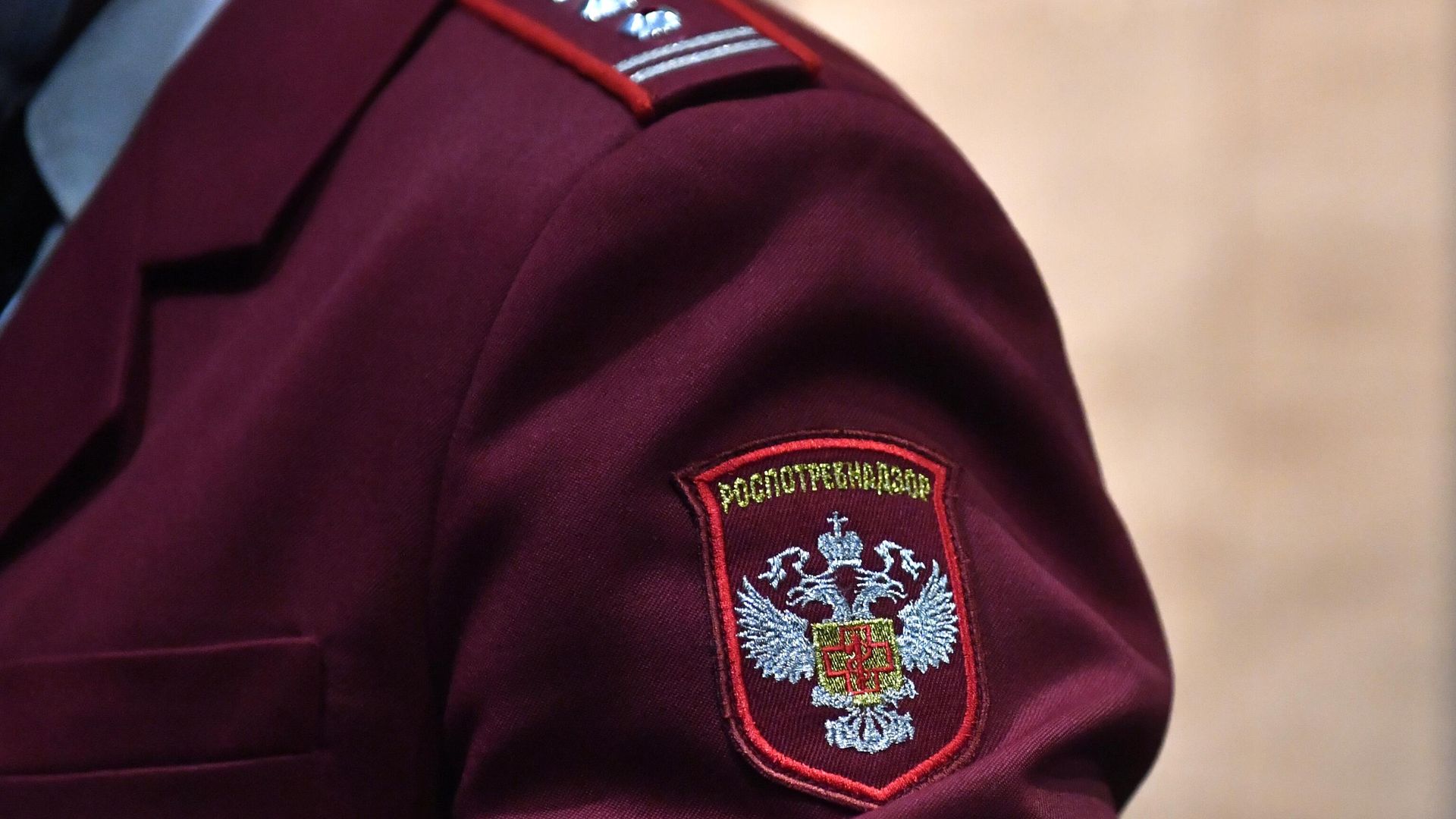 Шеврон на фирменном кителе сотрудника Роспотребнадзора Шеврон на фирменном кителе сотрудника Роспотребнадзора - РИА Новости, 1920, 27.05.2022