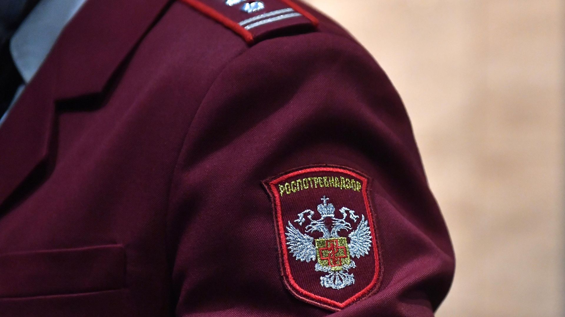 Шеврон на фирменном кителе сотрудника Роспотребнадзора Шеврон на фирменном кителе сотрудника Роспотребнадзора - РИА Новости, 1920, 29.09.2021