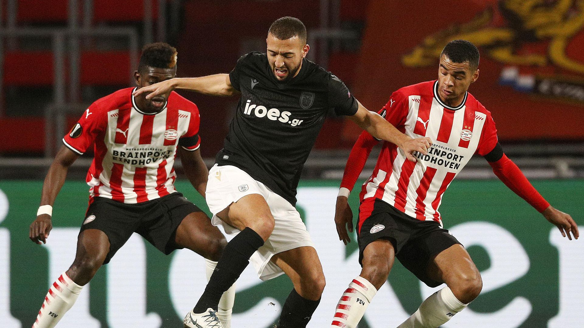 PAOK FC's Belgian midfielder Omar El Kaddouri (C) fights for the ball with PSV Eindhoven's Ivorian midfielder Ibrahim Sangare (L) and PSV Eindhoven's Dutch forward Cody Gakpo (R) during the UEFA Europa League group E football match between PSV Eindhoven and PAOK FC Saloniki at the PSV stadium on November 26, 2020 in Eindhoven. (Photo by Olaf KRAAK / ANP / AFP) / Netherlands OUT PAOK FC's Belgian midfielder Omar El Kaddouri (C) fights for the ball with PSV Eindhoven's Ivorian midfielder Ibrahim Sangare (L) and PSV Eindhoven's Dutch forward Cody Gakpo (R) during the UEFA Europa League group E football match between PSV Eindhoven and PAOK FC Saloniki at the PSV stadium on November 26, 2020 in Eindhoven. (Photo by Olaf KRAAK / ANP / AFP) / Netherlands OUT - РИА Новости, 1920, 27.11.2020