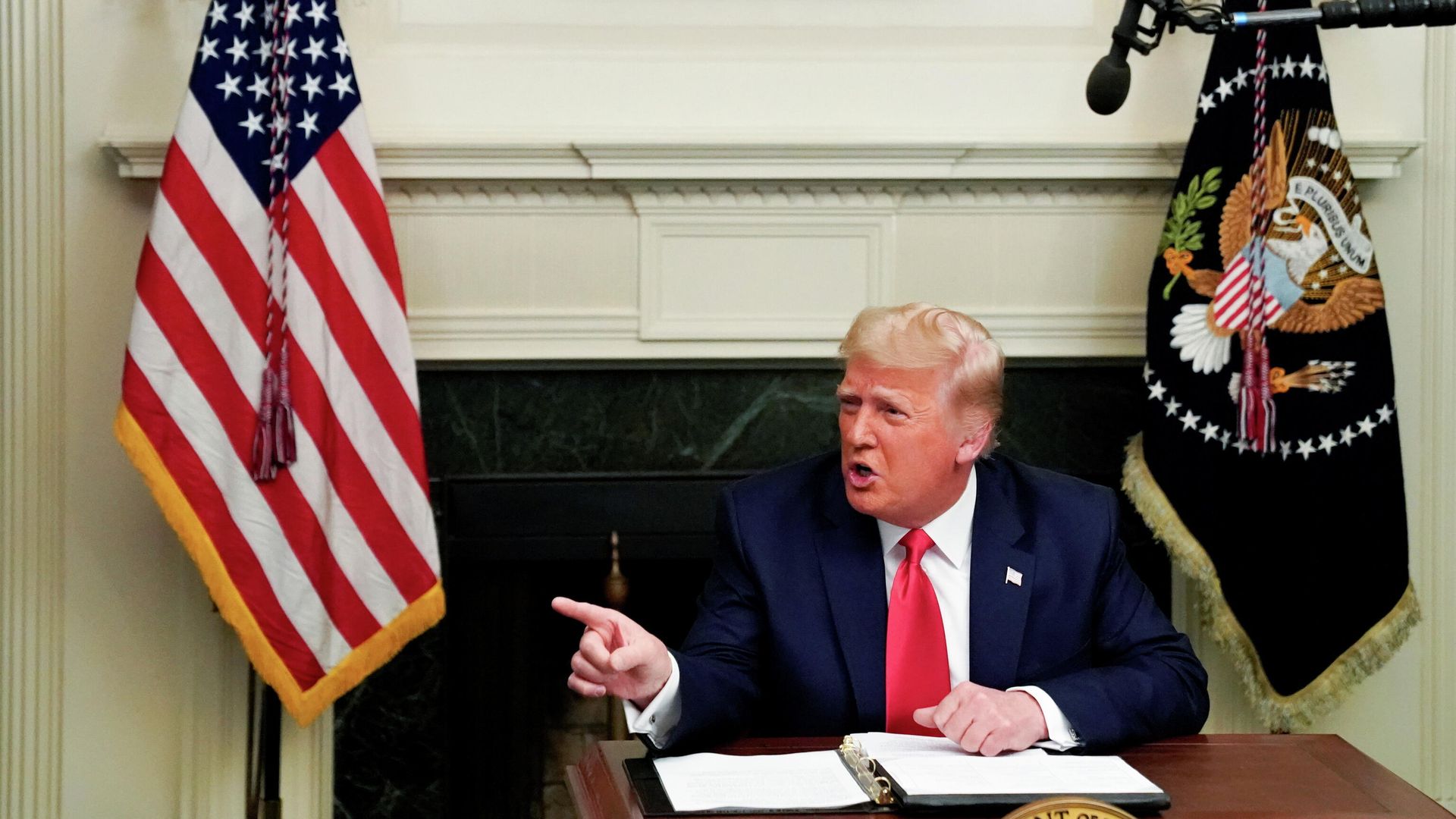 Президент США Дональд Трамп во время телеконференции в Белом доме Президент США Дональд Трамп во время телеконференции в Белом доме - РИА Новости, 1920, 06.12.2020