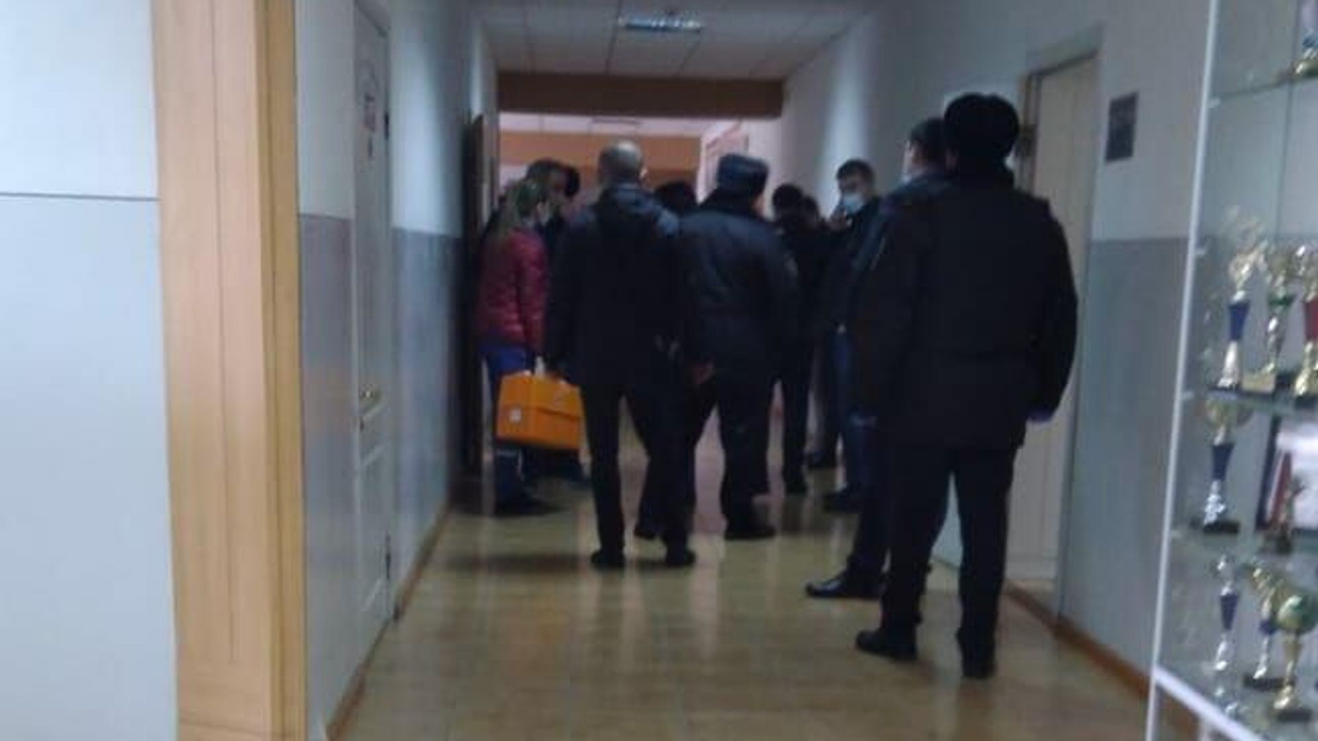 Сотрудники полиции и медики в школе в Нальчике, где произошел конфликт между учителем и учеником Сотрудники полиции и медики в школе в Нальчике, где произошел конфликт между учителем и учеником - РИА Новости, 1920, 27.11.2020