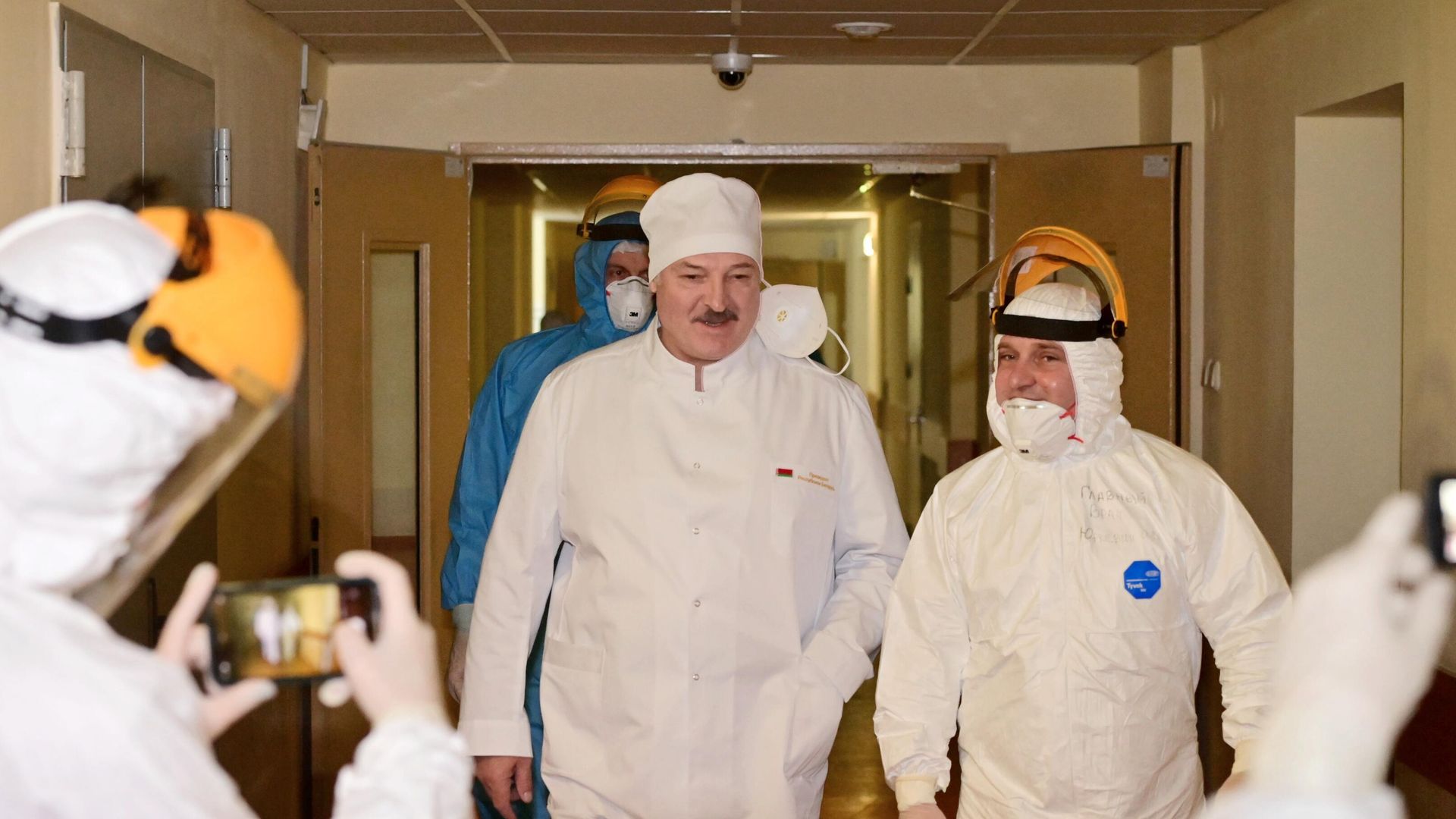 Президент Белоруссии Александр Лукашенко во время посещения 6-й городской клинической больницы Минска Президент Белоруссии Александр Лукашенко во время посещения 6-й городской клинической больницы Минска - РИА Новости, 1920, 27.11.2020