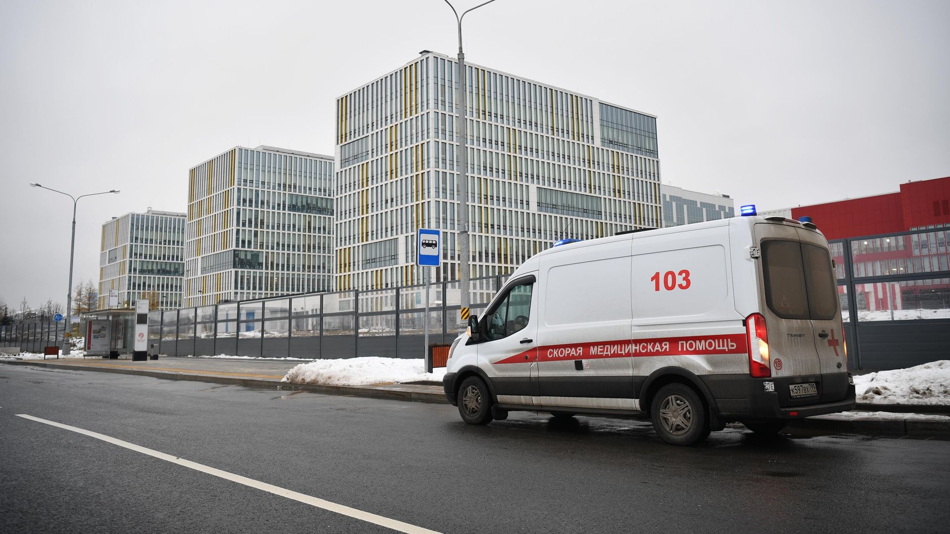 Автомобиль скорой медицинской помощи у городской клинической больницы №40 в Коммунарке  - РИА Новости, 1920, 11.01.2022