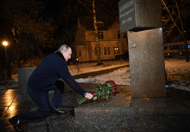 Президент РФ Владимир Путин во время возложения цветов к памятнику первому научному руководителю РФЯЦ-ВНИИЭФ Ю.Б. Харитону в Сарове в ходе рабочей поездки в Нижегородскую область