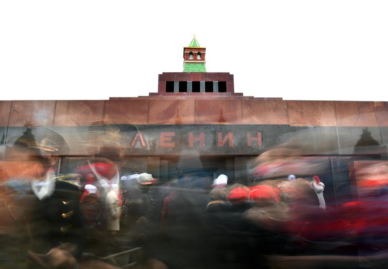 Участники церемонии возложения цветов к Мавзолею В. И. Ленина на Красной площади в честь 103-й годовщины Великого Октября
