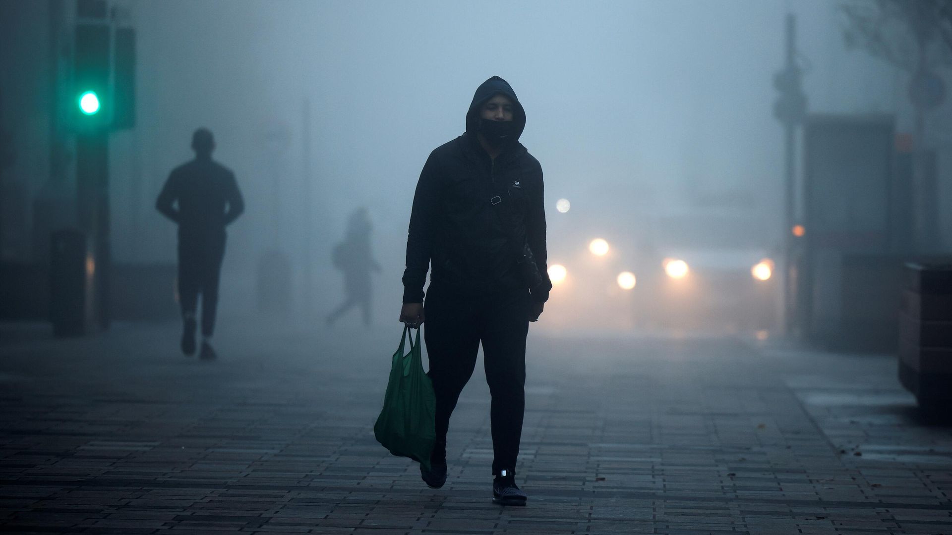 Пешеход в защитной маске на улице в районе Уолтамстоу в Лондоне Пешеход в защитной маске на улице в районе Уолтамстоу в Лондоне - РИА Новости, 1920, 30.11.2020