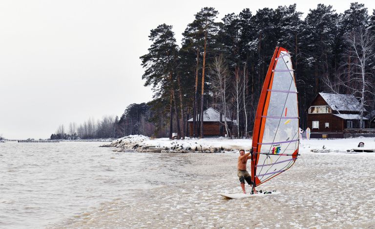 Спортсмен-виндсерфер Александр Орлов закрывает сезон на доске на Обском водохранилище