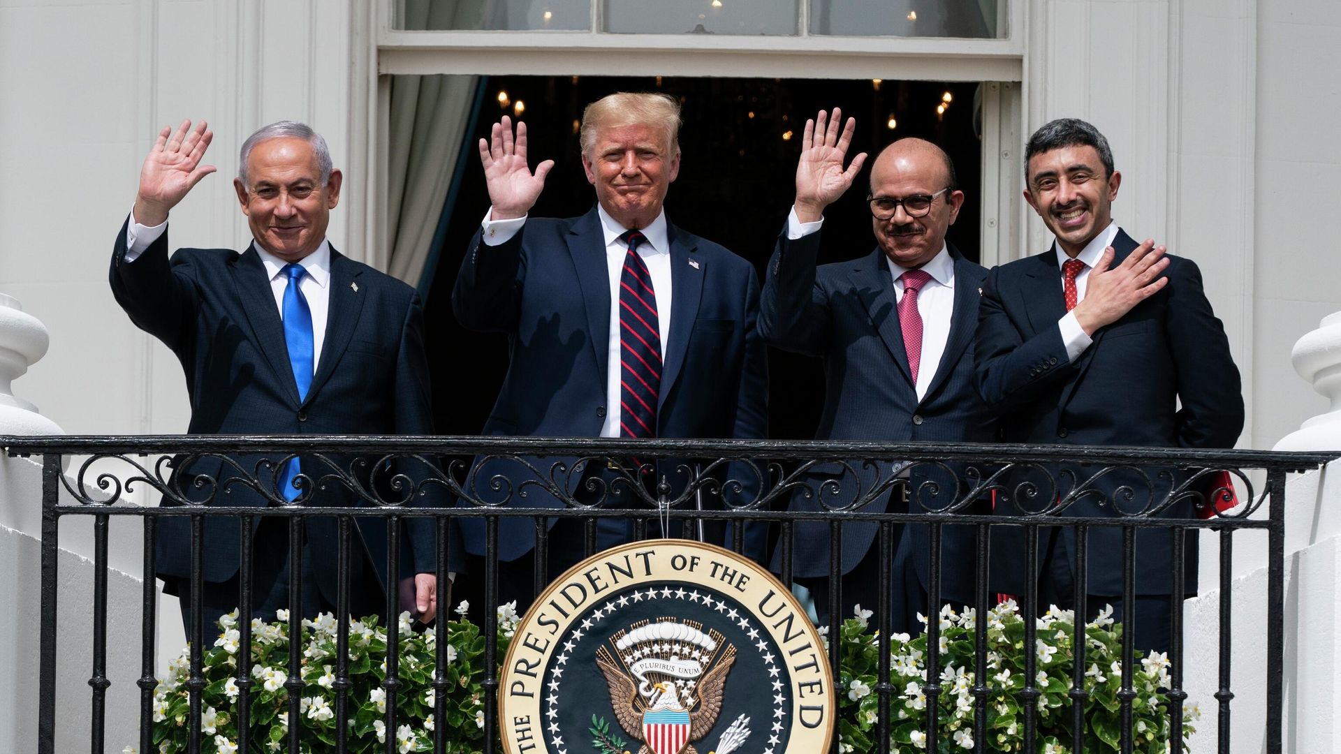 Премьер-министр Израиля Биньямин Нетаньяху, президент США Дональд Трамп, министр иностранных дел Бахрейна Абдуллатиф бин Рашид аль-Зайани и министр иностранных дел ОАЭ Абдалла бен Заид Аль Нахайян Премьер-министр Израиля Биньямин Нетаньяху, президент США Дональд Трамп, министр иностранных дел Бахрейна Абдуллатиф бин Рашид аль-Зайани и министр иностранных дел ОАЭ Абдалла бен Заид Аль Нахайян - РИА Новости, 1920, 30.11.2020