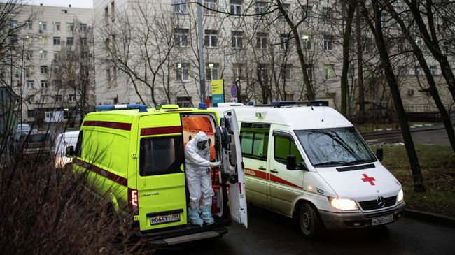 Машины скорой помощи у приемного отделения госпиталя COVID-19
