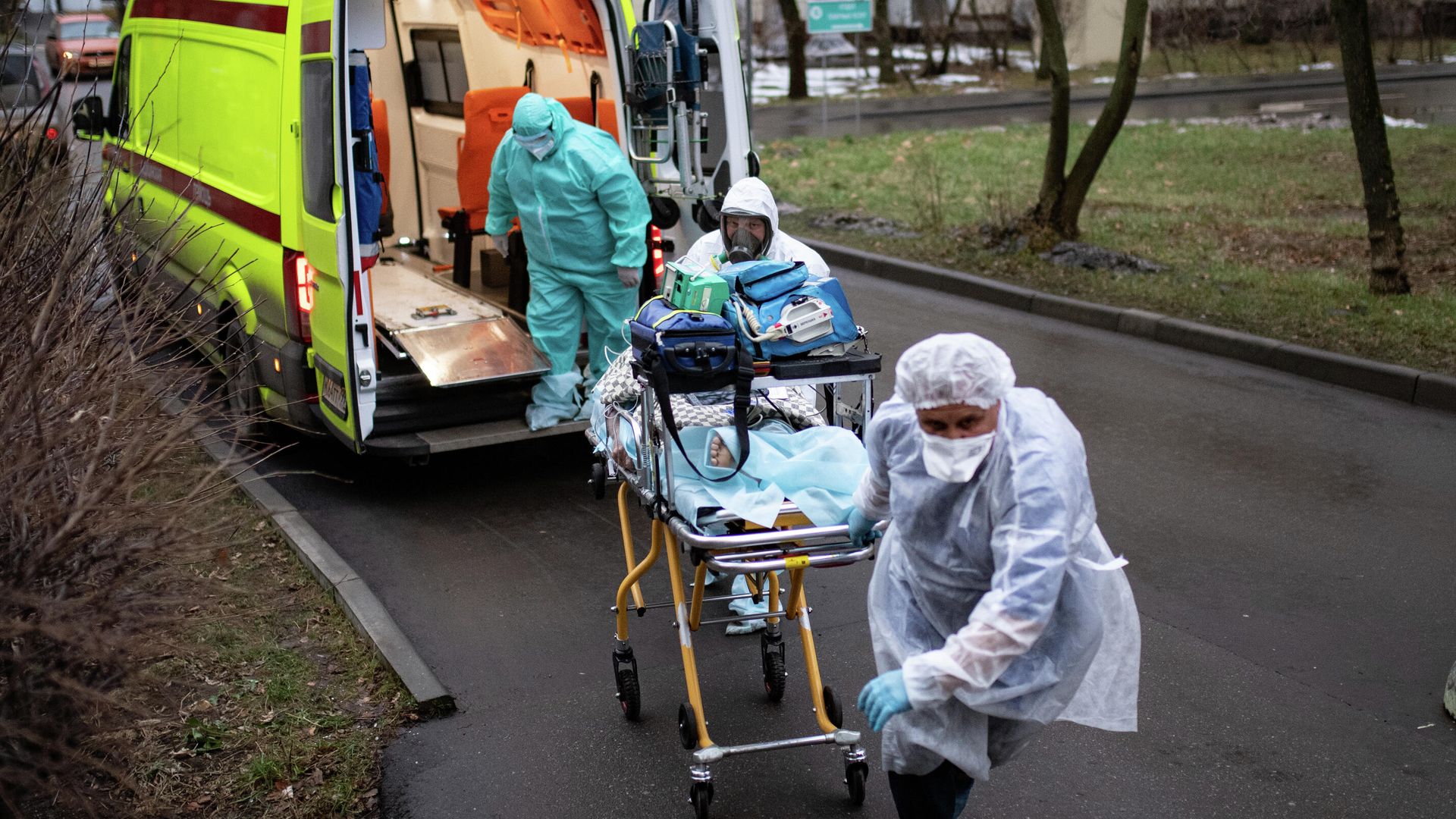 Медицинские работники доставляют пациента из машины скорой помощи в приемное отделение госпиталя COVID-19 в городской клинической больнице № 52 в Москве Медицинские работники доставляют пациента из машины скорой помощи в приемное отделение госпиталя COVID-19 в городской клинической больнице № 52 в Москве - РИА Новости, 1920, 30.11.2020
