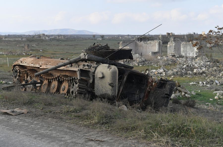 Брошенная армянская военная техника на дороге в Физули Брошенная армянская военная техника на дороге в Физули