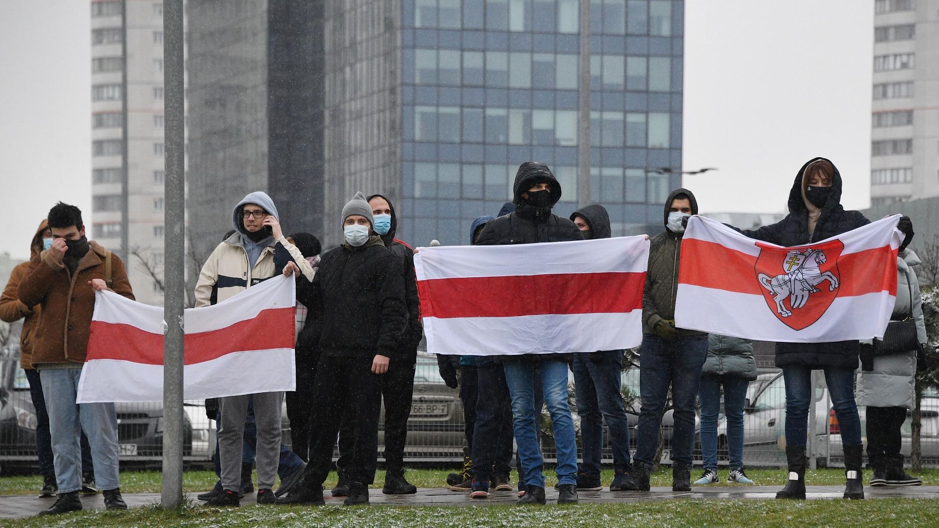 Участники несанкционированной акции протеста Марш соседей в Минске Участники несанкционированной акции протеста Марш соседей в Минске - РИА Новости, 1920, 30.11.2020