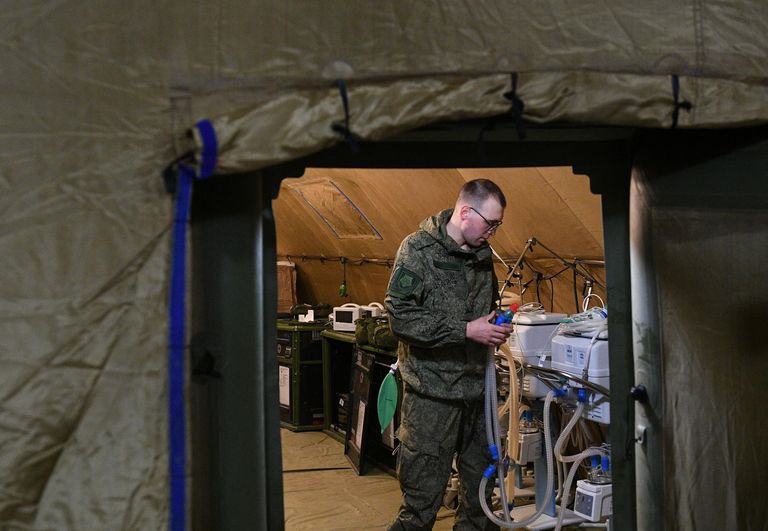 Российский военнослужащий проводит монтаж оборудования на территории мобильного полевого госпиталя неподалеку от Степанакерта