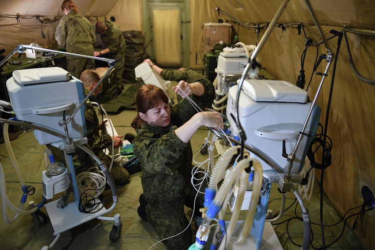 Российские военнослужащие проводят монтаж оборудования на территории мобильного полевого госпиталя неподалеку от Степанакерта