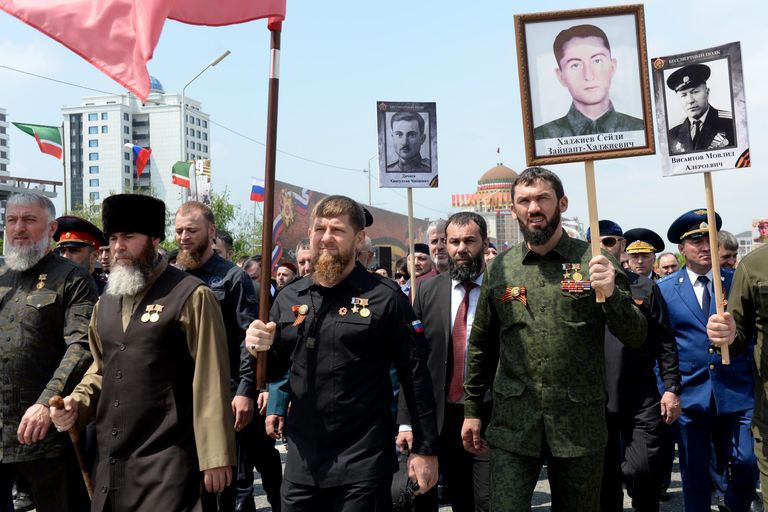 Депутат Государственной Думы Адам Делимханов, муфтий Чеченской Республики Салах Межиев, глава Чеченской Республики Рамзан Кадыров и председатель парламента Чеченской Республики Магомед Даудов во время акции Бессмертный полк в Грозном