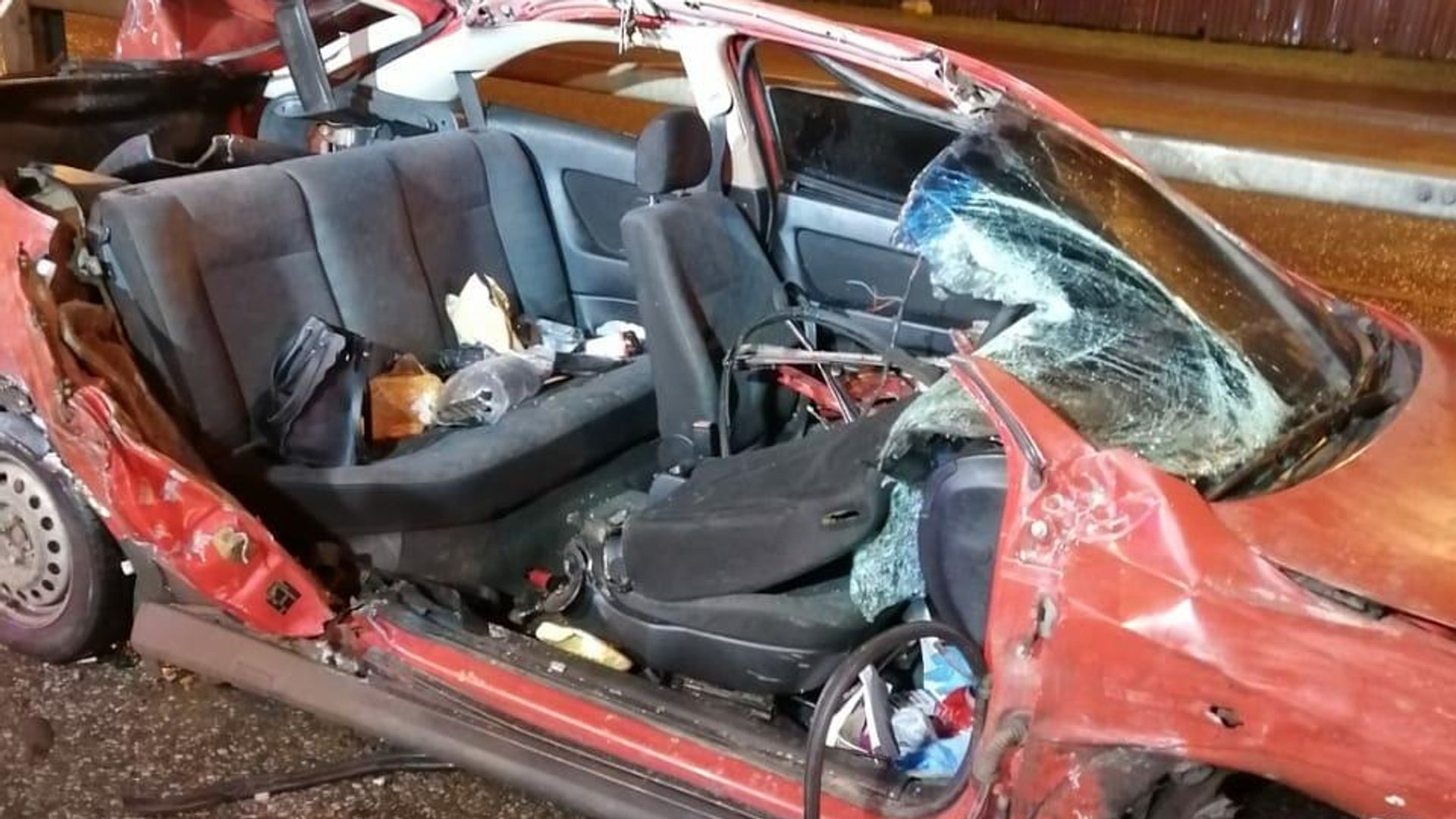 Легковой автомобиль врезался в припаркованную фуру на Симферопольском шоссе в Москве Легковой автомобиль врезался в припаркованную фуру на Симферопольском шоссе в Москве - РИА Новости, 1920, 30.11.2020