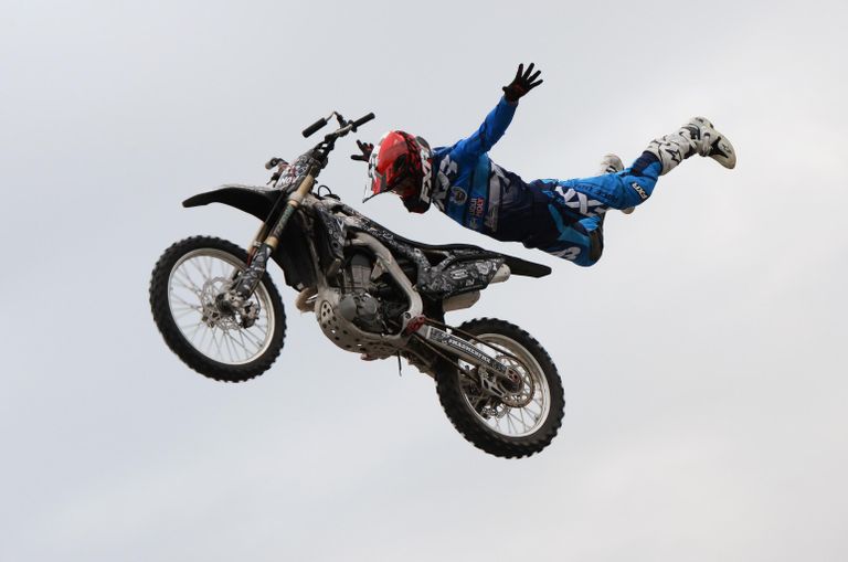 Выступление команды мотофристайлеров Mad Men FMX на шоу Всероссийского мотоклуба Ночные волки, посетившего Грозный в рамках масштабного мотопробега по стране