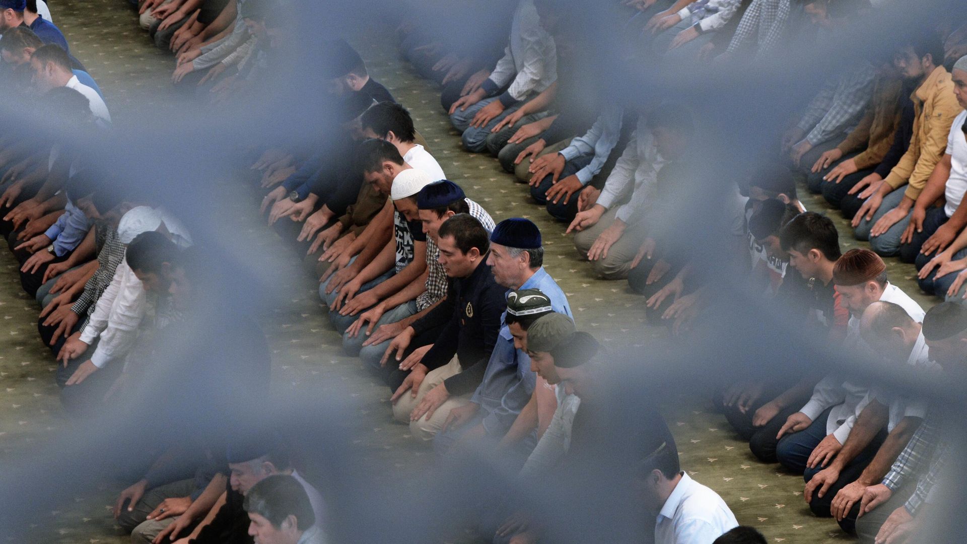 Верующие на намазе в праздник Курбан-Байрам мечети Сердце Чечни в Грозном Верующие на намазе в праздник Курбан-Байрам мечети Сердце Чечни в Грозном - РИА Новости, 1920, 02.07.2021