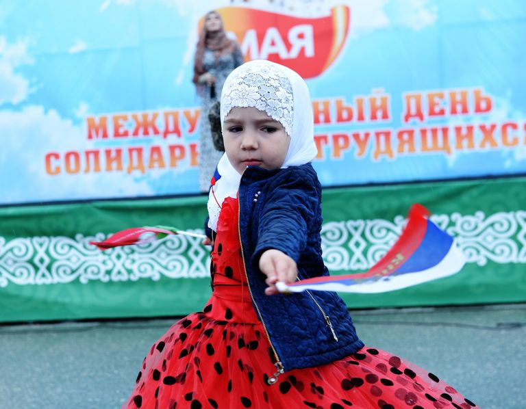 Девочка выступает на митинге, посвященном Дню весны и труда, на площади у Мемориального комплекса Славы имени Ахмата Кадырова в Грозном