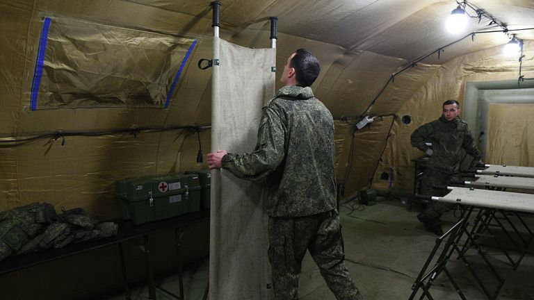 Российские военнослужащие на территории мобильного полевого госпиталя неподалеку от Степанакерта