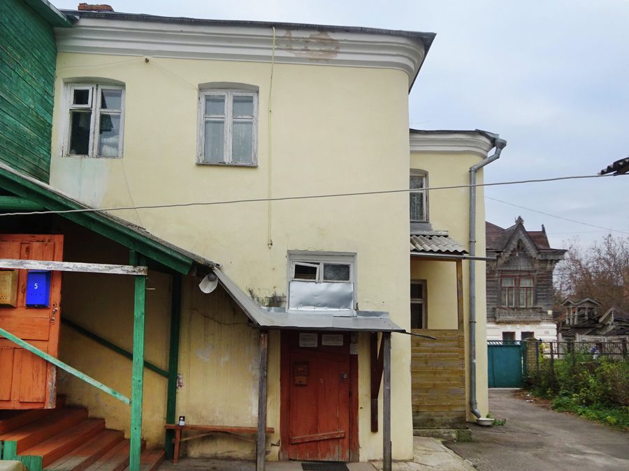 Дом Полежаевых со двора, коричневая дверь - вход в музей Дом Полежаевых со двора, коричневая дверь - вход в музей