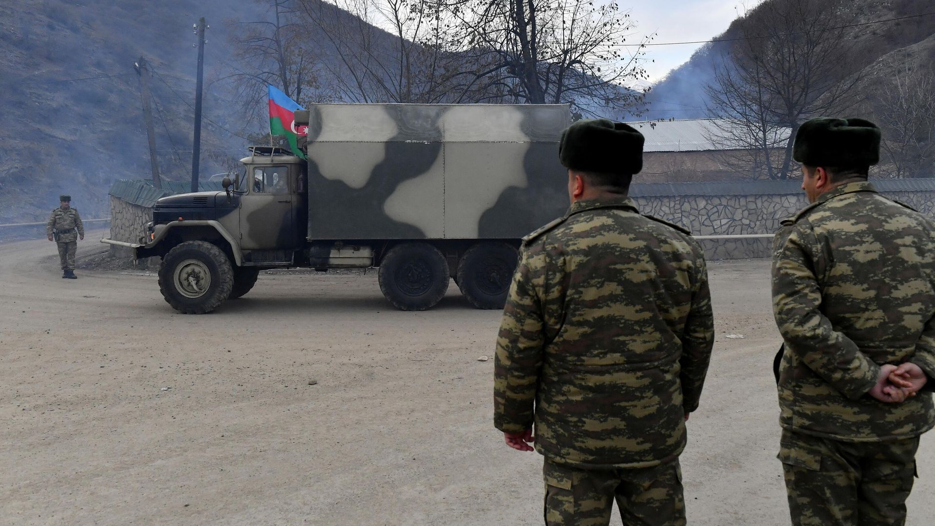 Колонна с азербайджанскими военными в Кельбаджарском районе Колонна с азербайджанскими военными в Кельбаджарском районе - РИА Новости, 1920, 18.01.2021