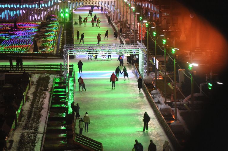 Посетители на открытии катка на ВДНХ в Москве Посетители на открытии катка на ВДНХ в Москве