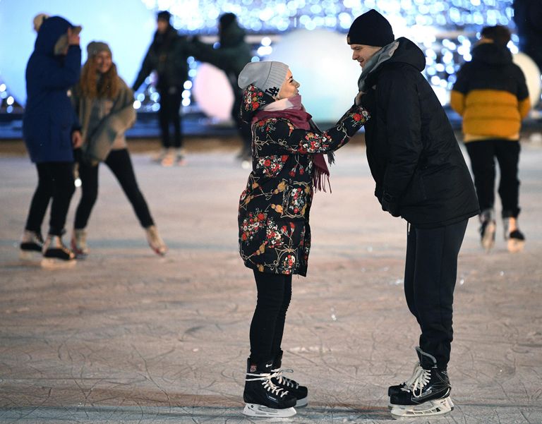 Отдыхающие на льду открывшегося катка Навигатор 2020-2021 в Центральном парке культуры и отдыха имени Горького в Москве Отдыхающие на льду открывшегося катка Навигатор 2020-2021 в Центральном парке культуры и отдыха имени Горького в Москве