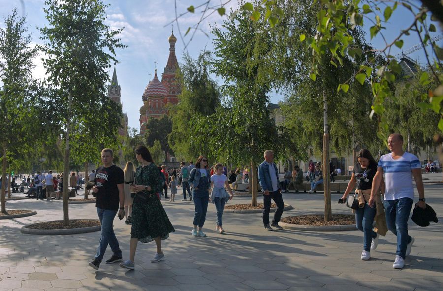 Прохожие в природно-ландшафтном парке Зарядье в Москве