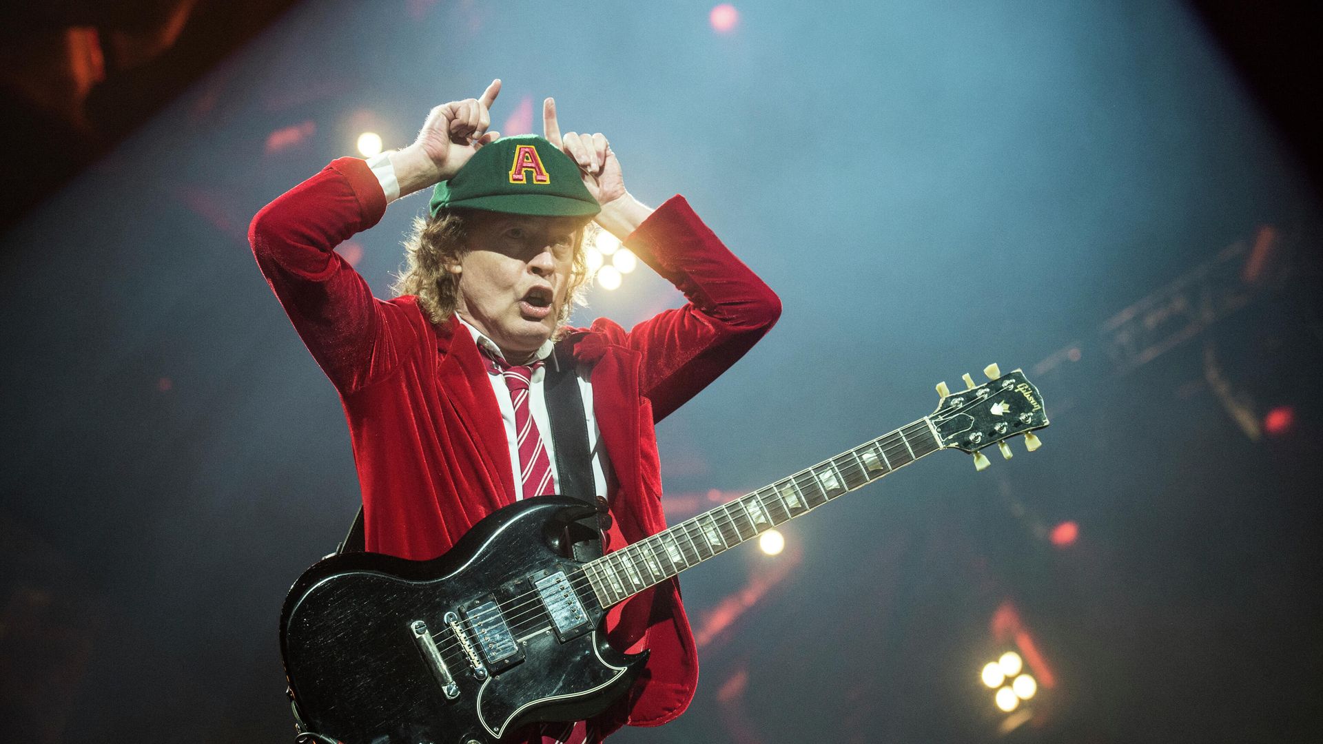 Участник группы AC/DC Ангус Янг Участник группы AC/DC Ангус Янг - РИА Новости, 1920, 01.12.2020
