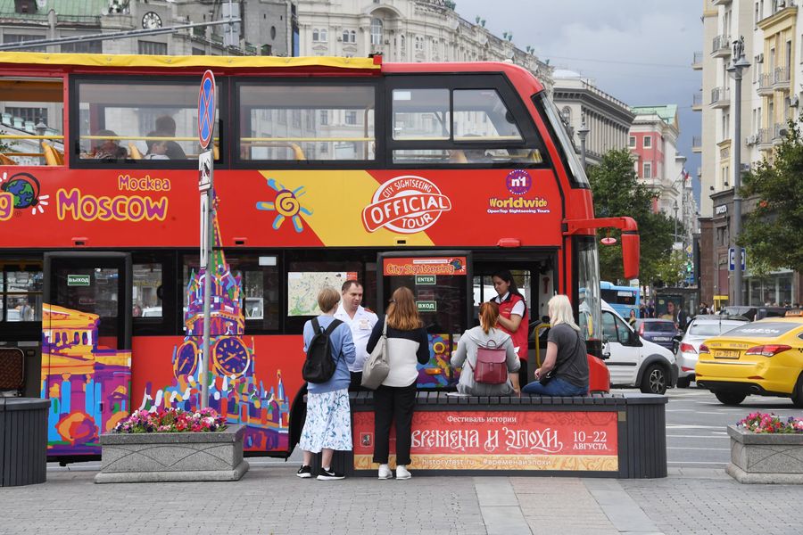 Туристы у экскурсионного автобуса в Москве