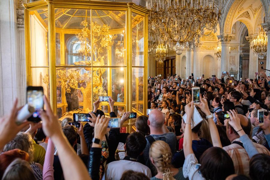Туристы фотографируют часы Павлин в Государственном Эрмитаже в Санкт-Петербурге