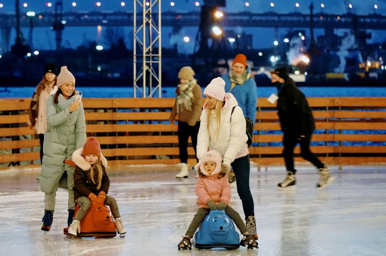 Посетители нового зимнего катка в арт-пространстве Севкабель порт в Санкт-Петербурге Посетители нового зимнего катка в арт-пространстве Севкабель порт в Санкт-Петербурге