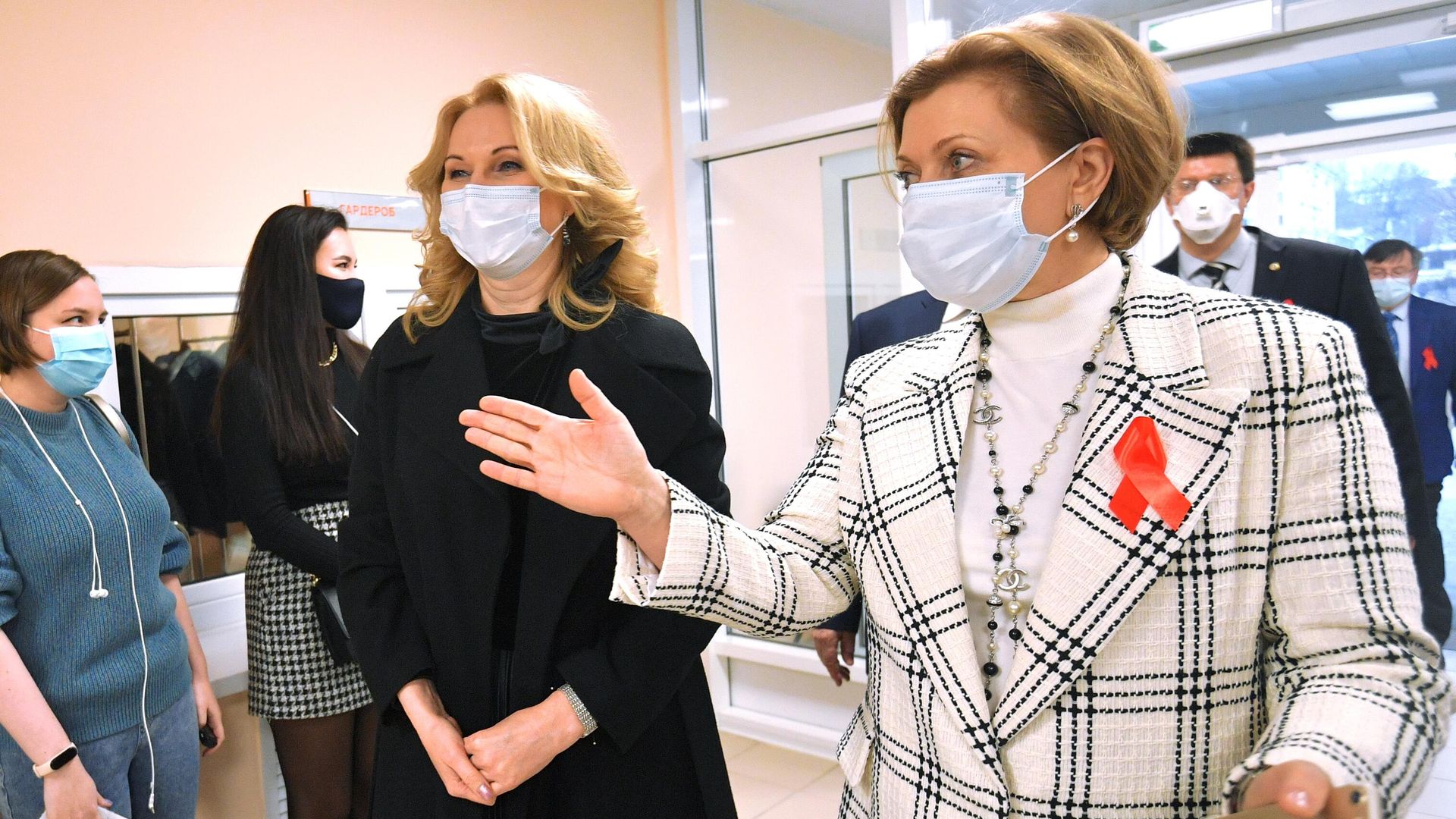 Руководитель Роспотребнадзора Анна Попова и заместитель председателя правительства РФ Татьяна Голикова на торжественном открытии Научного Центра по профилактике и борьбе со СПИДом в Москве Руководитель Роспотребнадзора Анна Попова и заместитель председателя правительства РФ Татьяна Голикова на торжественном открытии Научного Центра по профилактике и борьбе со СПИДом в Москве - РИА Новости, 1920, 01.12.2020
