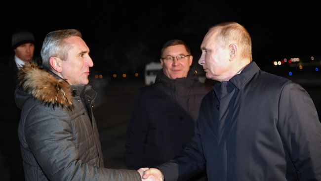 Президент РФ Владимир Путин во время встречи в аэропорту города Тобольска