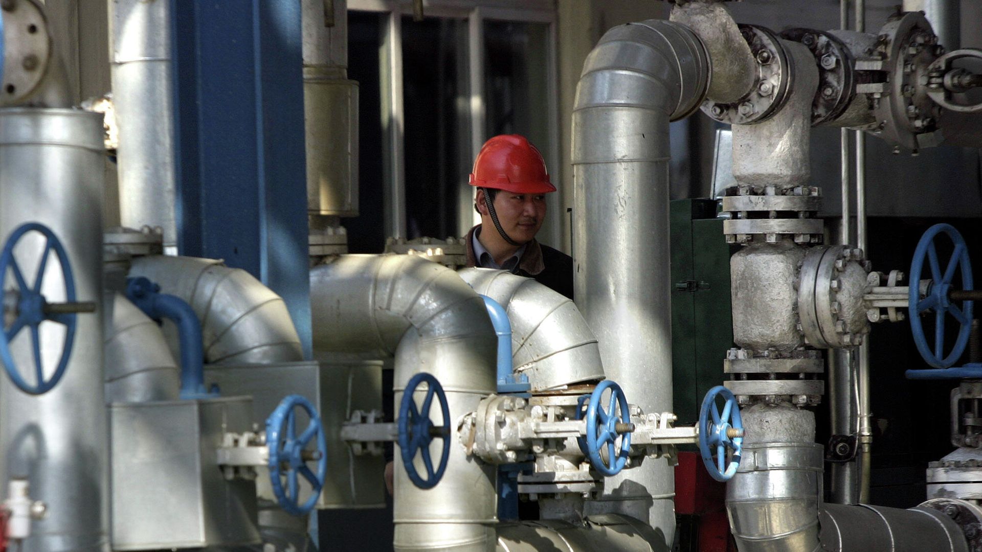 Рабочий на нефтеперерабатывающем заводе в Гирине, Китай Рабочий на нефтеперерабатывающем заводе в Гирине, Китай - РИА Новости, 1920, 01.12.2020