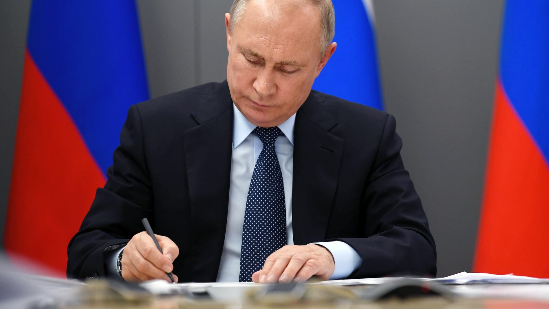 Президент РФ Владимир Путин во время совещания по стратегическому развитию нефтегазохимической отрасли России в режиме видеоконференции Президент РФ Владимир Путин во время совещания по стратегическому развитию нефтегазохимической отрасли России в режиме видеоконференции - РИА Новости, 1920, 25.12.2020