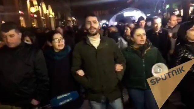 Протестующие в Ереване поют во время шествия по центральным улицам Протестующие в Ереване поют во время шествия по центральным улицам - РИА Новости, 1920, 01.12.2020