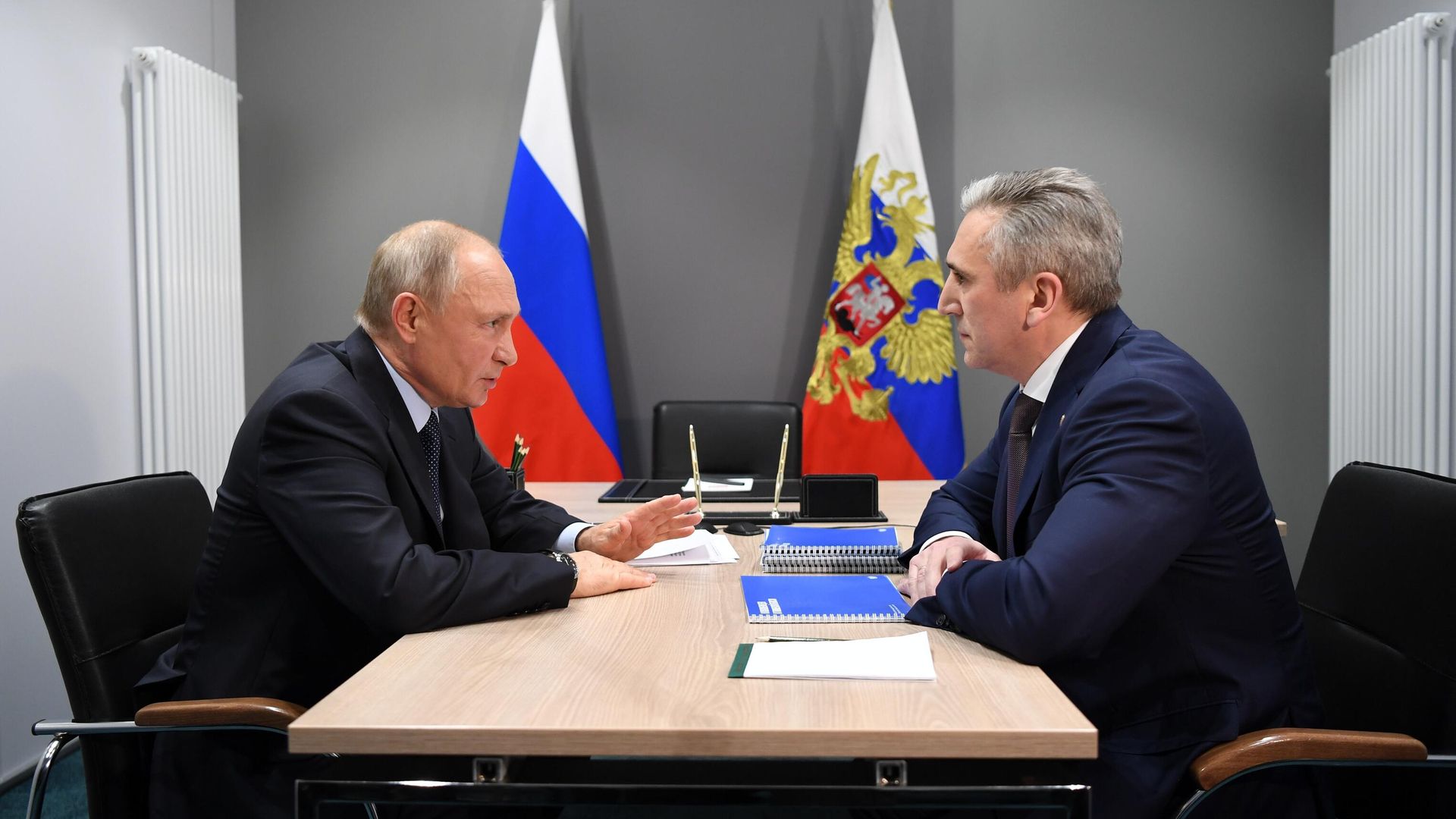 Президент РФ Владимир Путин и губернатор Тюменской области Александр Моор во время встречи в Тюмени - РИА Новости, 1920, 01.12.2020