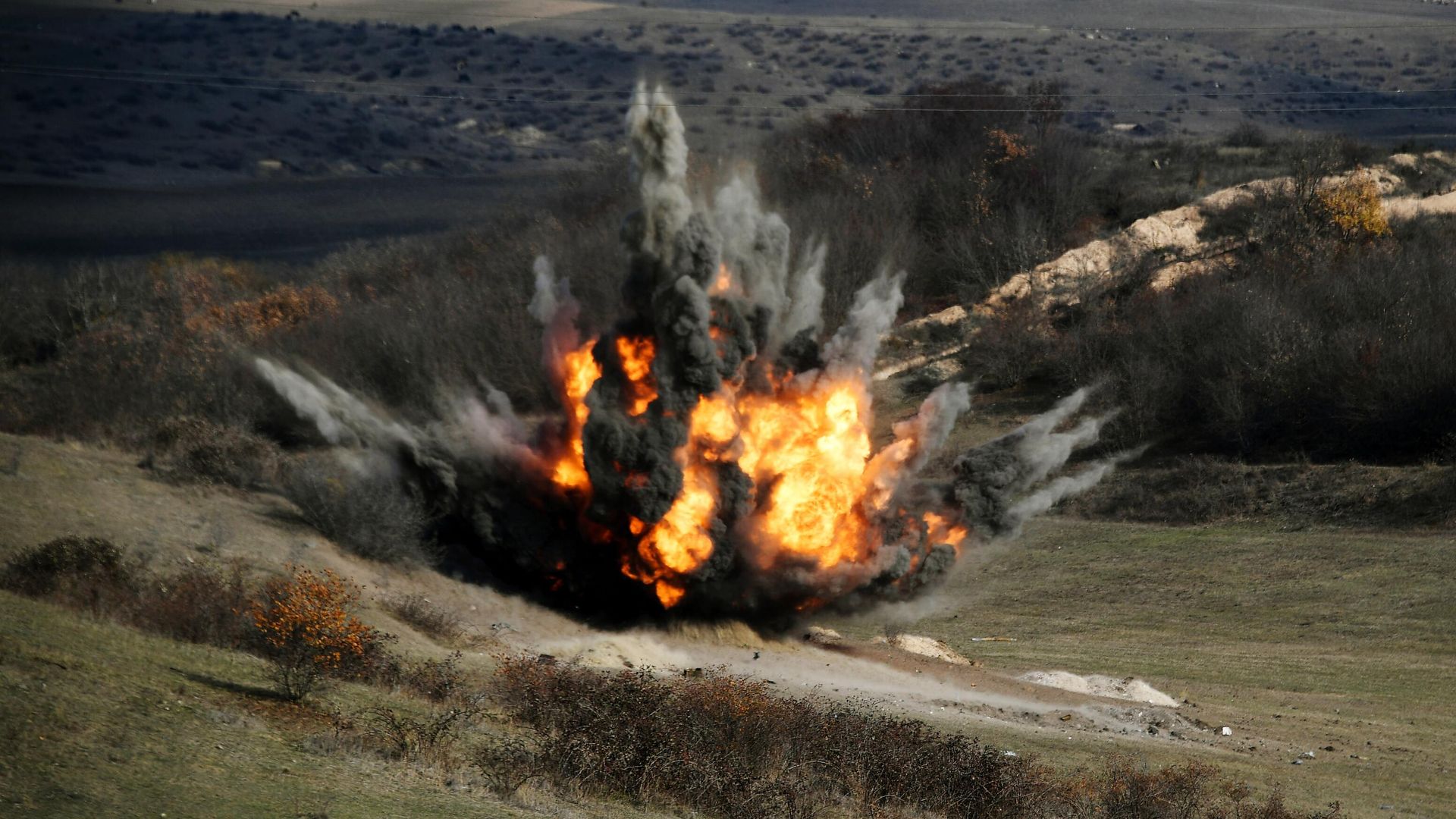 Подрыв боеприпасов, найденных во время разминирования местности в районах Нагорного Карабаха специалистами Международного противоминного центра Министерства обороны РФ Подрыв боеприпасов, найденных во время разминирования местности в районах Нагорного Карабаха специалистами Международного противоминного центра Министерства обороны РФ - РИА Новости, 1920, 02.12.2020
