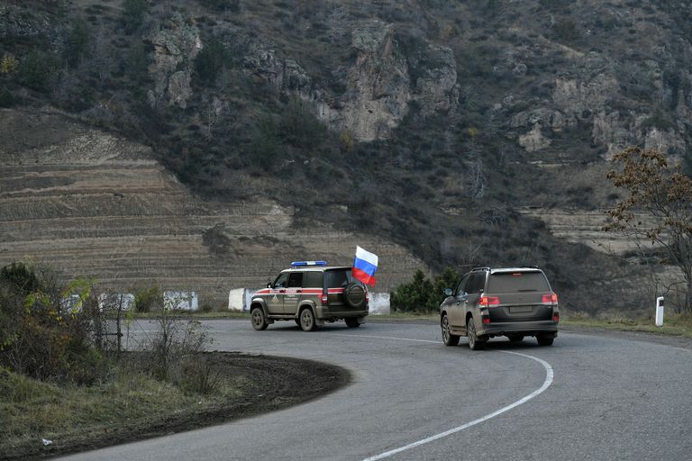 Российские миротворцы контролируют Лачинский коридор Российские миротворцы контролируют Лачинский коридор