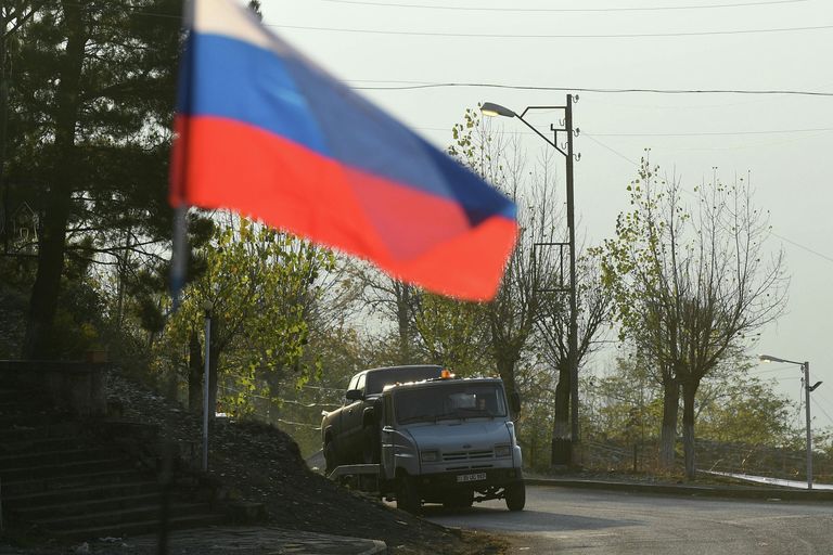 Флаг российских миротворцев на одной из улиц в городе Лачин (Бердзор) в Нагорном Карабахе Флаг российских миротворцев на одной из улиц в городе Лачин (Бердзор) в Нагорном Карабахе