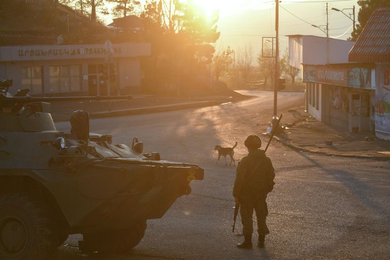 Российские миротворцы на одной из улиц в городе Лачин (Бердзор) в Нагорном Карабахе Российские миротворцы на одной из улиц в городе Лачин (Бердзор) в Нагорном Карабахе