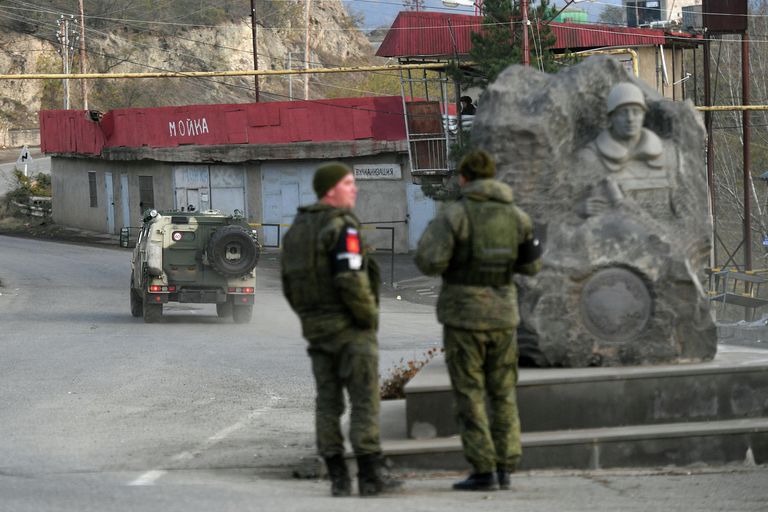 Российские миротворцы на одной из улиц в городе Лачин (Бердзор) в Нагорном Карабахе Российские миротворцы на одной из улиц в городе Лачин (Бердзор) в Нагорном Карабахе